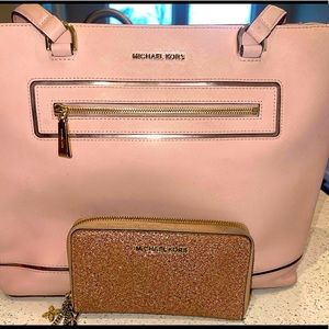 Authentic Michael Kors Purse with matching wallet. Blush/Rosegold/glitter